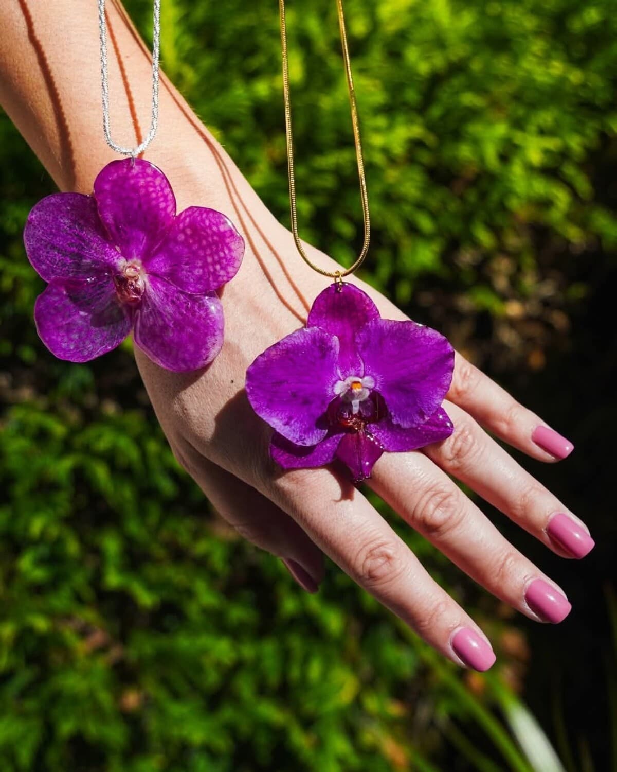 Marina no atelier Eternal Flowers, a trabalhar na desidratação de orquídeas