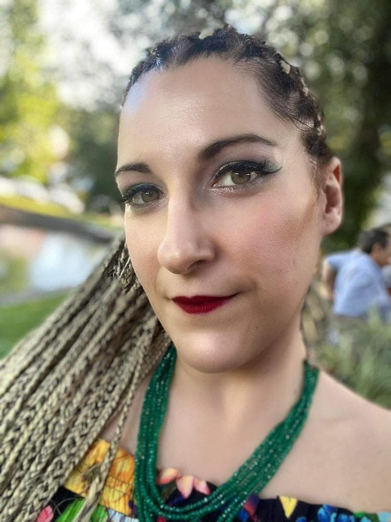 Marina ao ar livre junto a uma árvore