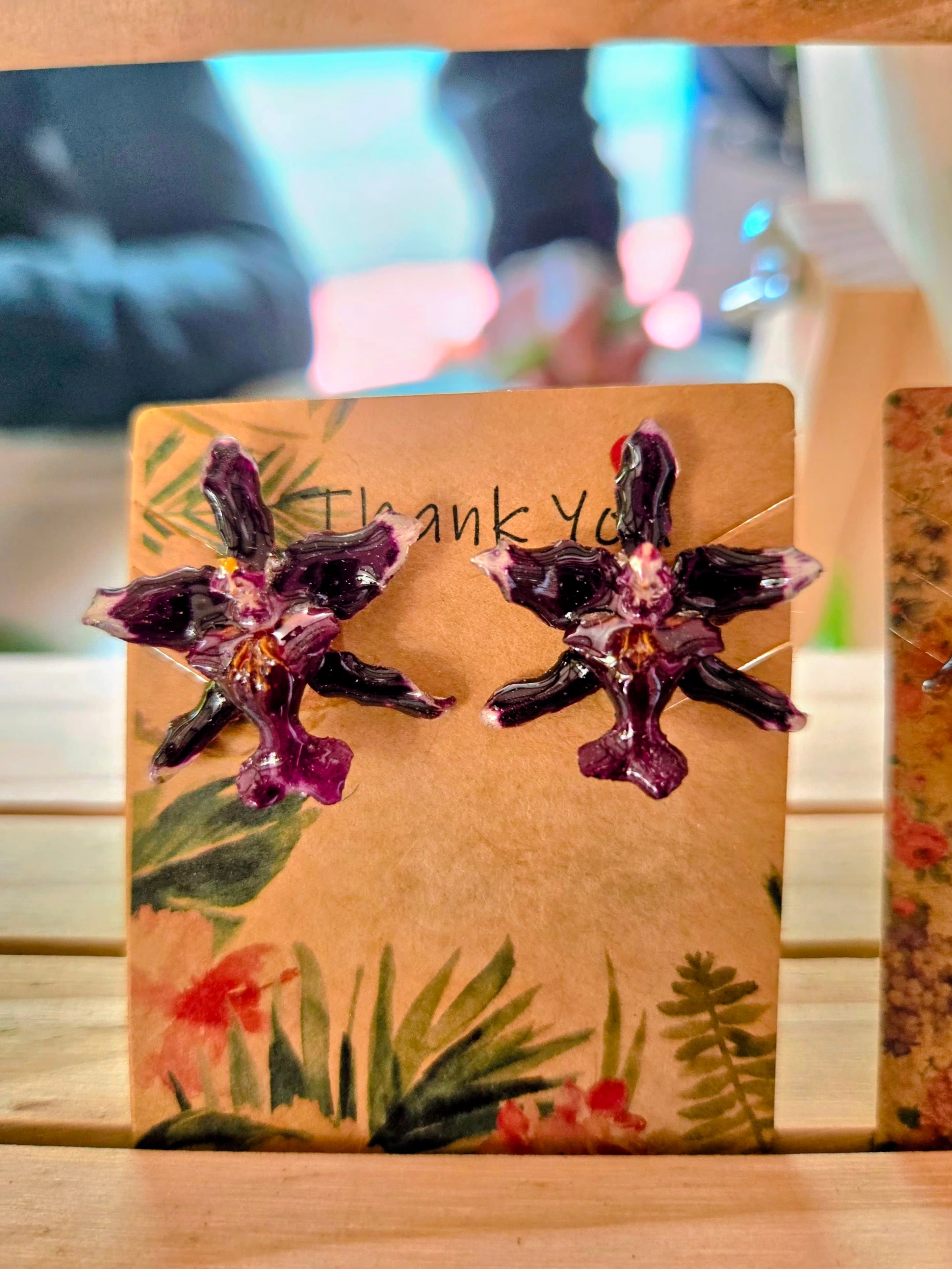 Joia botânica artesanal — Brincos Fadas Violetas (Oncidium / Cambria) — Eternal Flowers. Flor natural preservada em resina.